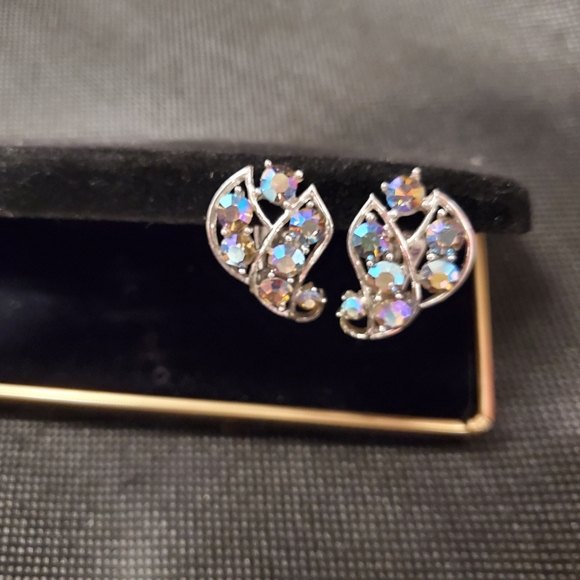 Beautiful Vintage Earrings Blue Aurora Borelis ~ Gold Tone~ Vintage Jewelry - Picture 6 of 10
